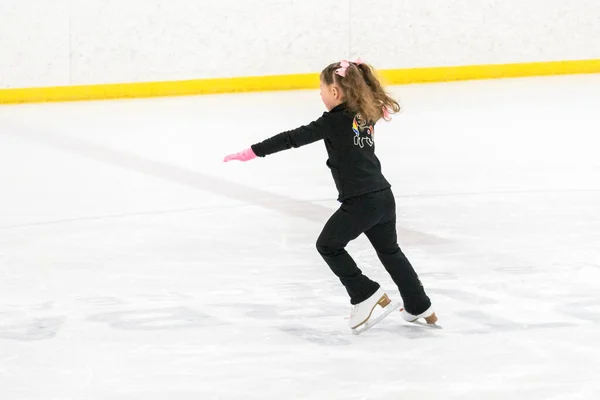 Kleines Mädchen Übt Eiskunstlauf Auf Der Eishalle — Stockfoto