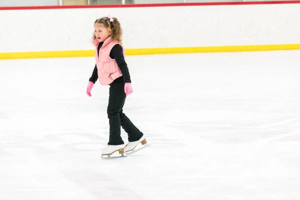 Fetița Care Practică Patinajul Figurii Mișcă Patinoarul Gheață Interior — Fotografie, imagine de stoc