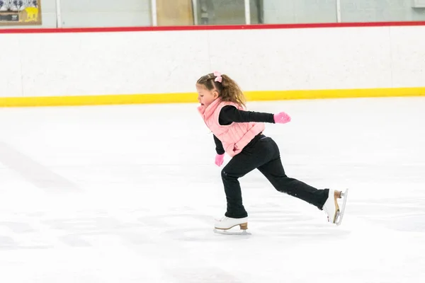 Ragazzina Pratica Pattinaggio Artistico Muove Sulla Pista Pattinaggio Coperta — Foto Stock