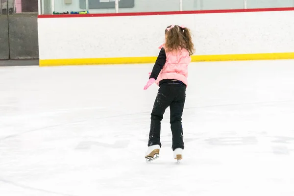 Κοριτσάκι Εξάσκηση Φιγούρα Πατινάζ Κινήσεις Στο Εσωτερικό Παγοδρόμιο — Φωτογραφία Αρχείου