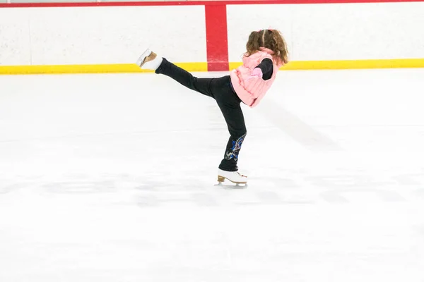 Ragazzina Pratica Pattinaggio Artistico Muove Sulla Pista Pattinaggio Coperta — Foto Stock