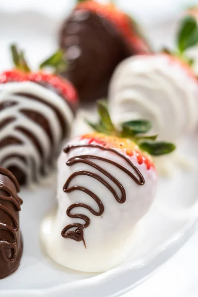 Weiße Und Dunkle Schokolade Eingetauchte Erdbeeren Auf Einem Weißen Kuchenstand — Stockfoto