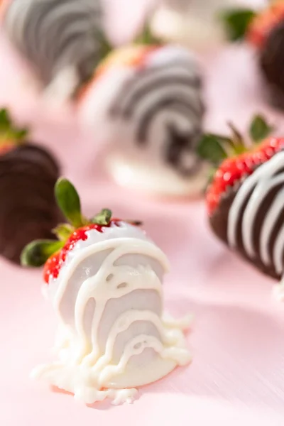 白巧克力和黑巧克力蘸草莓粉红背景 — 图库照片