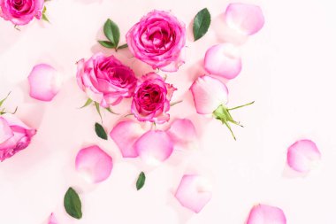 Düz yatıyordu. Pembe güller ve pembe arka planda gül yaprakları.