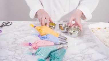 Metal uçlu boru torbalarında renkli İtalyan tereyağı kreması..
