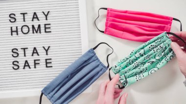 Düz yatıyordu. Evde kal ve mesaj panosunda ev yapımı yüz maskesi ile güvenli bir imza at..