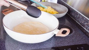 Un tortilla içinde taze sebze, yumurta ve pastırma ile kahvaltıda burrito pişirmek..