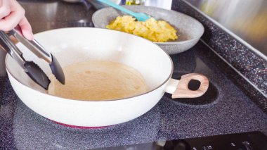 Un tortilla içinde taze sebze, yumurta ve pastırma ile kahvaltıda burrito pişirmek..