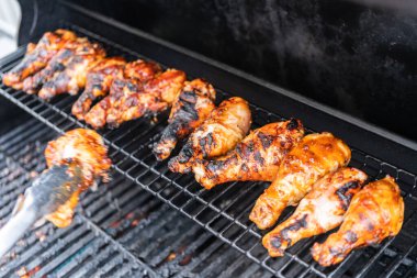 Barbekü tavuk budu ızgarada..