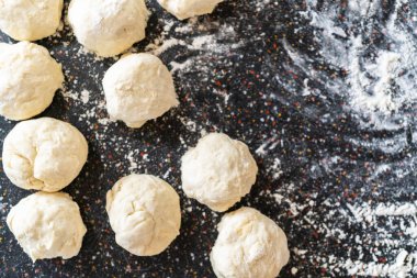 Mutfak tezgahında ekmek hamuru hazırlıyorum..