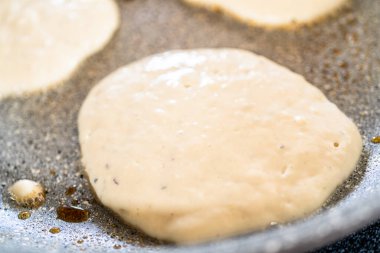 Elektrikli ocakta kefir tabanlı krep pişiriyorum..