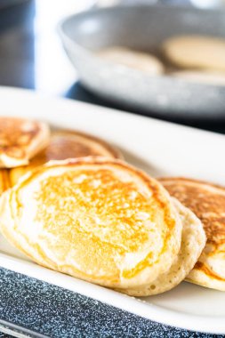 Beyaz servis tabağında taze yapılmış krep..