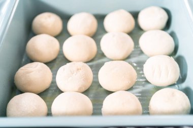 Pişirme tavasındaki önceden hazırlanmış donmuş hamur köftelerini pişiriyorum..