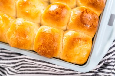 Fırında yeni pişmiş börekler..