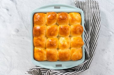 Düz yatıyordu. Fırında yeni pişmiş börekler..