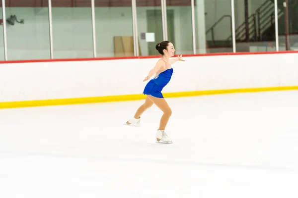 Adolescente Praticando Patinação Artística Uma Pista Patinação Gelo Interior — Fotografia de Stock