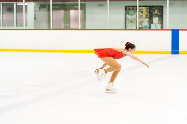 Ragazza Adolescente Che Pratica Pattinaggio Artistico Una Pista Pattinaggio Ghiaccio — Foto Stock