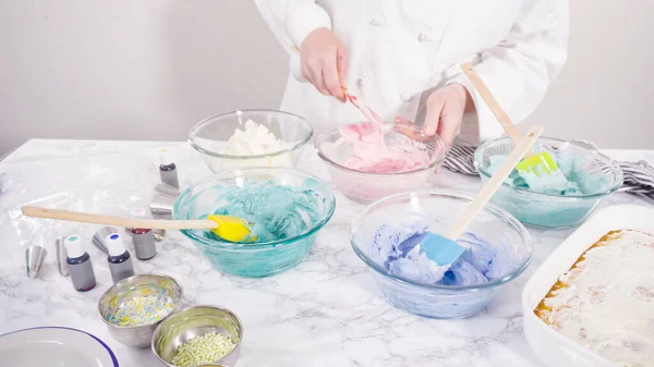 イタリアのバタークリームの霜降りに食品着色料を混合 — ストック写真