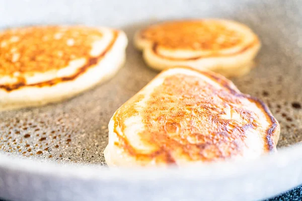 Pfannkuchen Auf Kefir Basis Der Pfanne Auf Einem Elektroherd Braten — Stockfoto