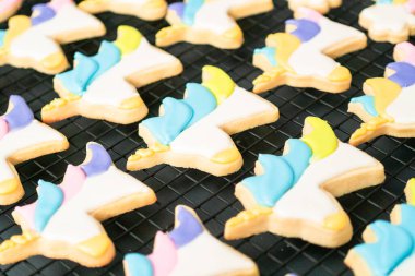 Tek boynuzlu at temalı şekerli kurabiyeleri kraliyet kremalı süsleme.