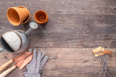 Düz yatıyordu. Küçük bahçe aletleri bahar ekimi sezonu için hazır. Bahçe eldivenleri, kürek, sulama kutusu ve bitki etiketleri dahil..