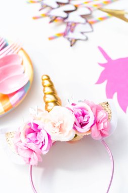 Tek boynuzlu at temalı çocukların doğum günü partisi nesneleri.