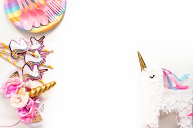 Düz yatıyordu. Tek boynuzlu at temalı çocukların doğum günü partisi nesneleri.