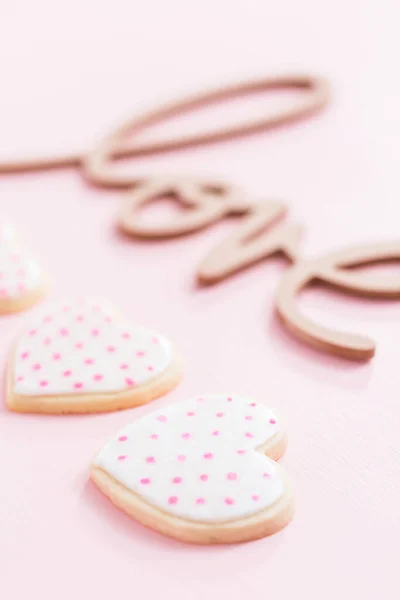 Liefde Bord Met Hartvormige Suiker Cookies Een Roze Achtergrond — Stockfoto