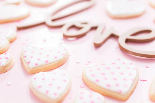 Liebesschild Mit Herzförmigen Zuckerkeksen Auf Rosa Hintergrund — Stockfoto