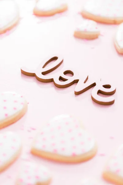 Signo Amor Con Galletas Azúcar Forma Corazón Sobre Fondo Rosa — Foto de Stock