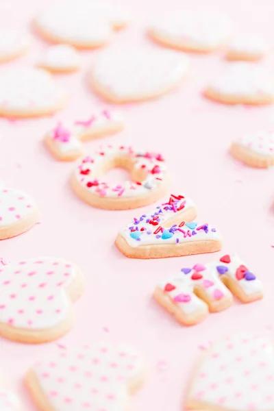 Sugar Cookies Decorated Royal Icing Valentine Day Pink Background — Stock Photo, Image