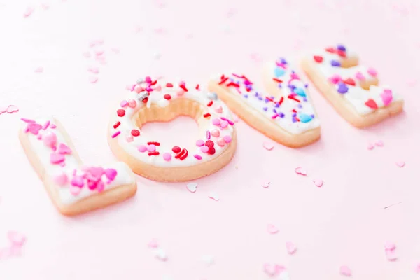Zuckerkekse Mit Königlichem Zuckerguss Zum Valentinstag Auf Rosa Hintergrund — Stockfoto