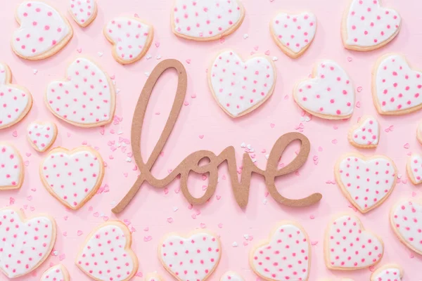 フラットが横たわっていた ピンクの背景にバレンタインの高貴なアイシングで飾られたハート型シュガー クッキー — ストック写真