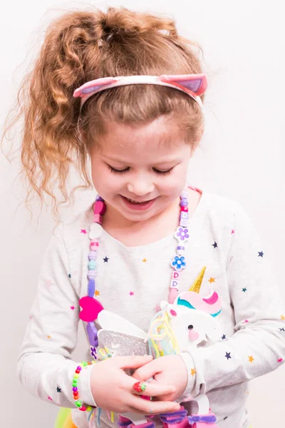 多色発泡シートから小さな女の子をユニコーン彫刻 — ストック写真