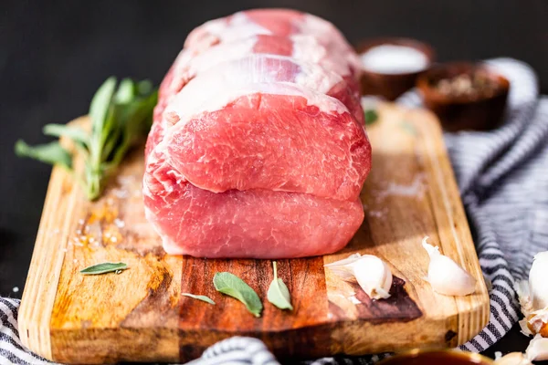 Asado Cerdo Deshuesado Sin Cocer Tabla Cortar —  Fotos de Stock