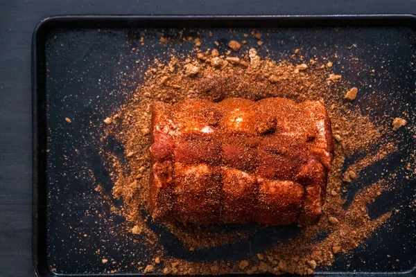 Flach Lag Schweinebraten Ohne Knochen Gewürzt Mit Gewürzen Auf Backblech — Stockfoto