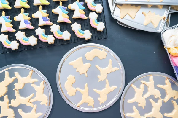 Flach Lag Einhorn Zuckerkekse Mit Königlichem Zuckerguss Dekorieren — Stockfoto