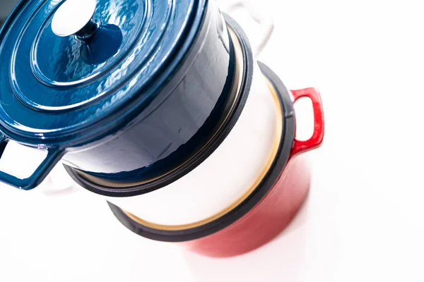 Κόκκινοι Λευκοί Και Μπλε Σμάλτοι Χυτοσίδηροι Καλυμμένοι Στρογγυλοί Ολλανδικοί Φούρνοι — Φωτογραφία Αρχείου