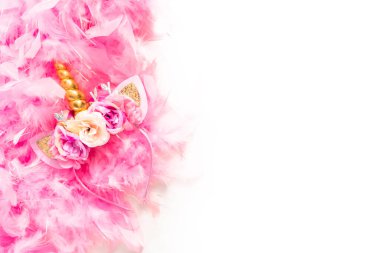 Düz yatıyordu. Beyaz arka planda pembe tüylü pembe boynuzlu at saç bandı..