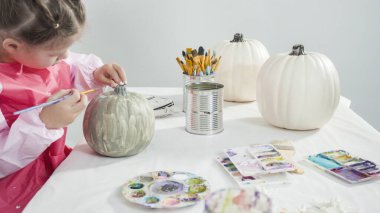 Adım adım. Süslü deniz kızı Cadılar Bayramı balkabağı yaratmak için akrilik boyalı balkabağı boyamak.