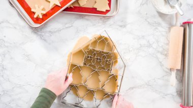 Düz yatıyordu. Adım adım. Şekerli kurabiye hamurundan Noel kurabiyeleriyle şekiller kesiyorum..