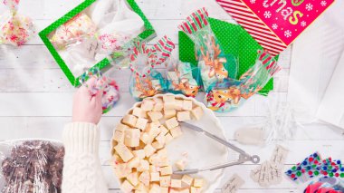 Düz yatıyordu. Adım adım. Ev yapımı şekerleme paketleri küçük hediye paketlerine konuyor..