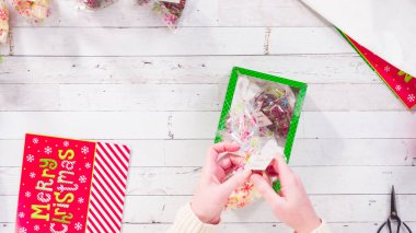 Düz yatıyordu. Adım adım. Ev yapımı şekerleme ve kurabiyeleri Noel hediyesi kutusuna koymak.