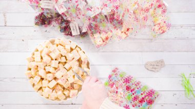 Düz yatıyordu. Adım adım. Ev yapımı şekerleme paketleri küçük hediye paketlerine konuyor..