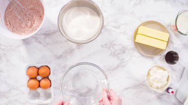 Düz yatıyordu. Adım adım. Kırmızı kadife kek pişirmek için bardakta ıslak malzemeler karıştırıyorum..