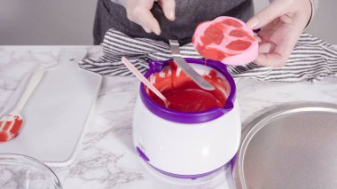 Adım adım. Erimiş kırmızı çikolata parçalarından çikolata kalpler ve öpücükler yapmak.