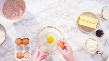 Düz yatıyordu. Adım adım. Kırmızı kadife kek pişirmek için bardakta ıslak malzemeler karıştırıyorum..