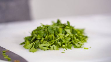 Vejetaryen fasulye çorbası pişirmek için sebzeleri doğramak..