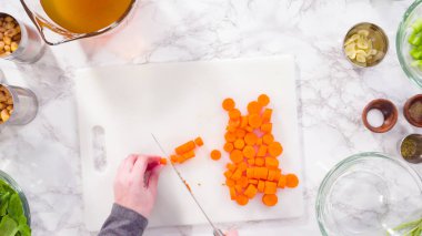 Vejetaryen fasulye çorbası pişirmek için sebzeleri doğramak..