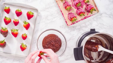 Düz yatıyordu. Adım adım. Erimiş çikolataya organik çilek batırmak..